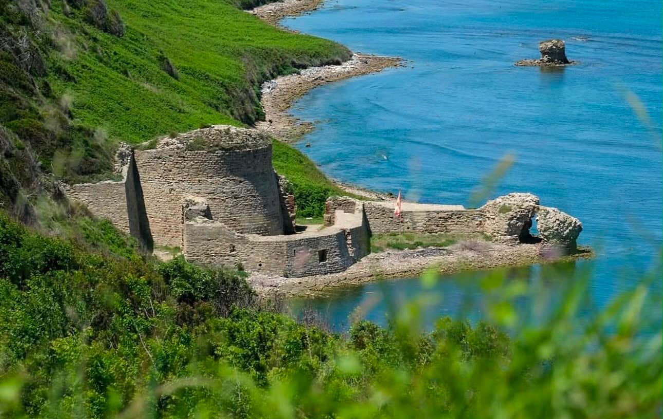 Kullë e vjetër pranë detit