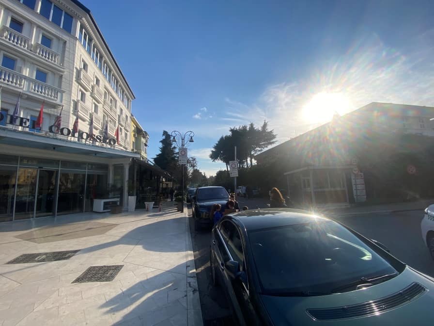 AKSI I RRUGËS "SKËNDËRBEJ" DHE GODINAT NË TË DY ANËT E KËSAJ RRUGE (BLLOKU I AMBASADAVE) RRUGA SKËNDËRBEJ