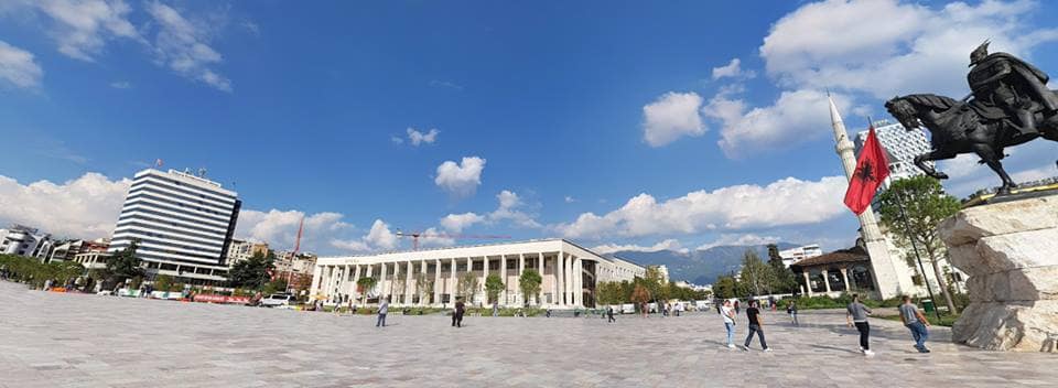 Aksi kryesor dhe qëndra e tiranës - Foto 1