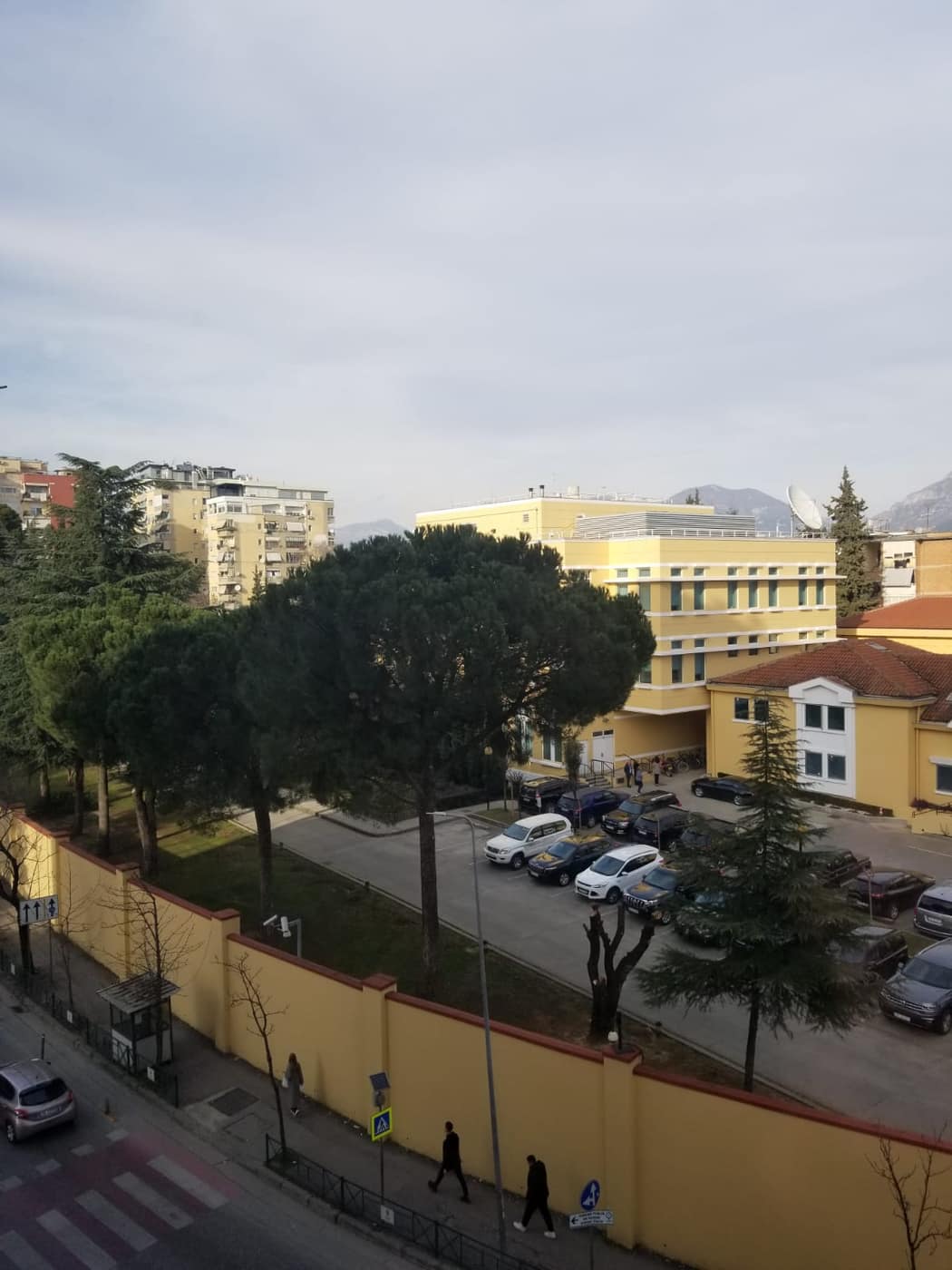 Ambasada Amerika (2 kate)
