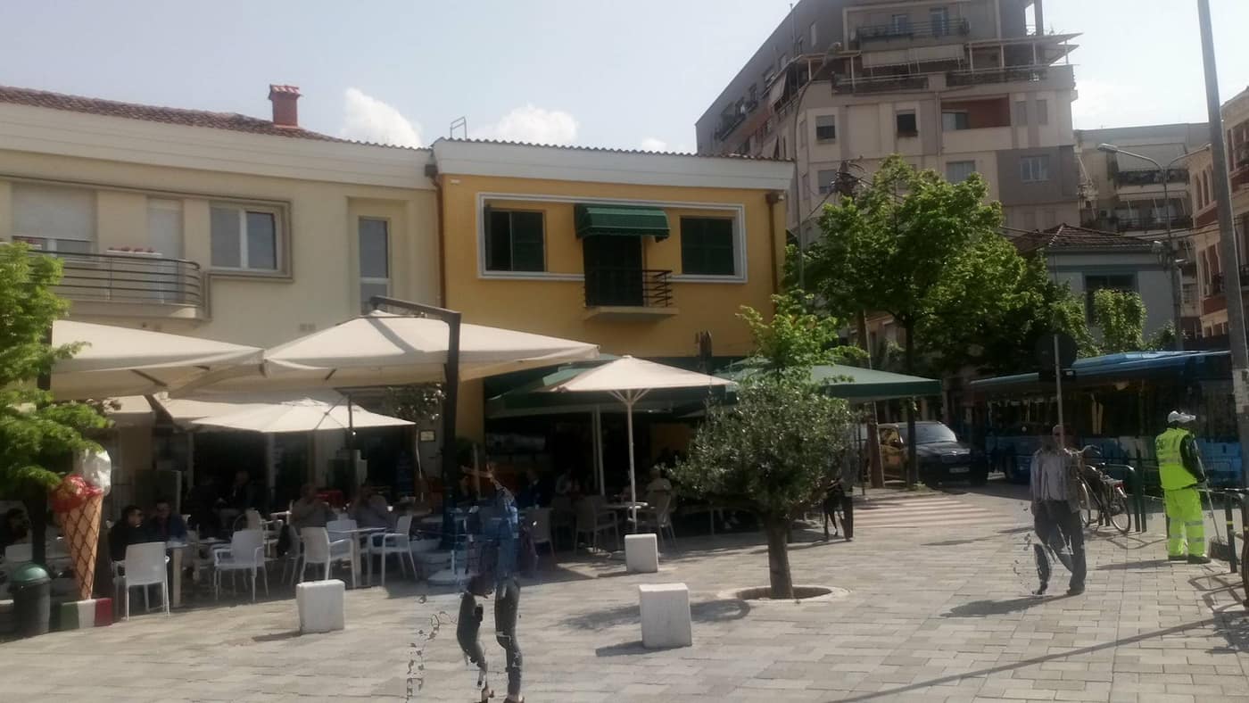 BLLOKU I VILAVE, SHESHI “AVNI RUSTEMI” (II – 106) - Foto 1