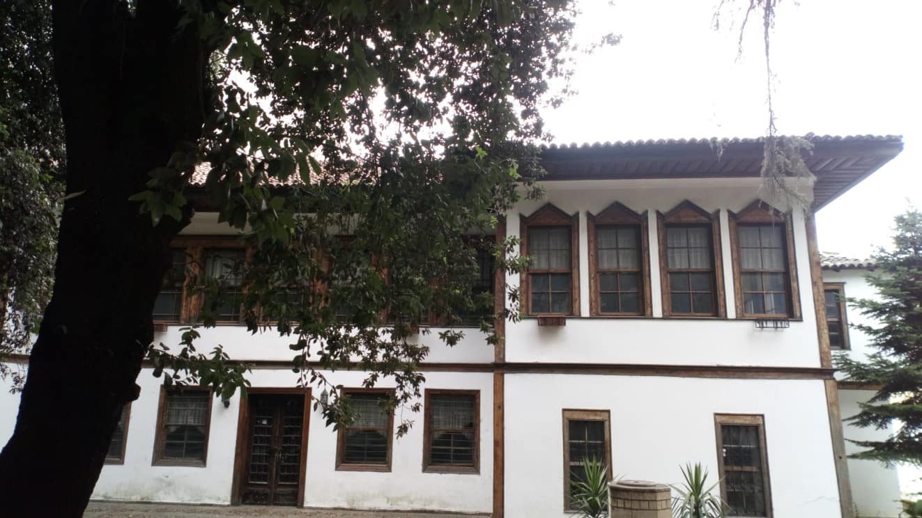GODINA ISH BIBLIOTEKA KOMBËTARE (ish Sarajet Toptanet) - Foto 1