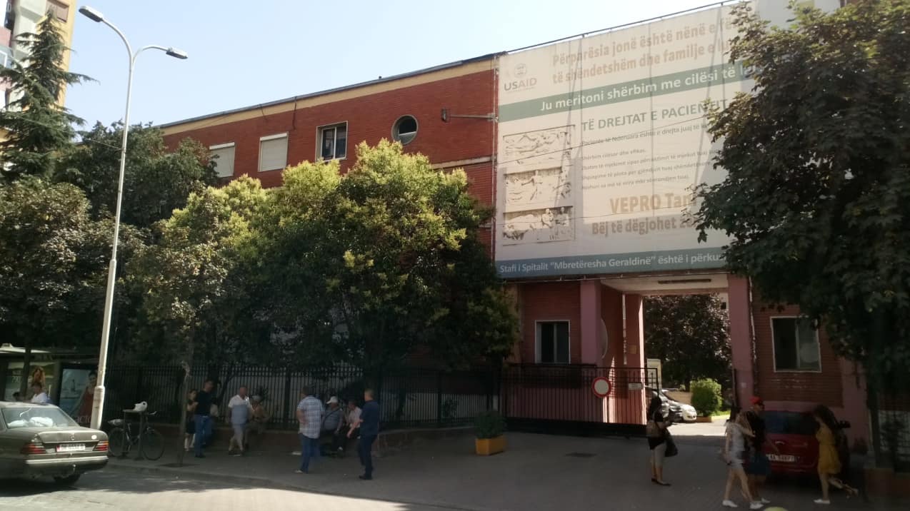 MATERNITETI NE BULEVARDIN “ZOGU I PARE” - Foto 1