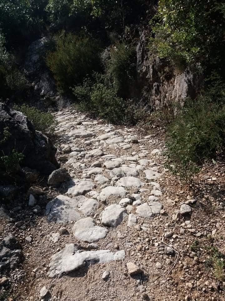 PJESE E KALLDREMIT TE VJETER NE RRUGEN E GRYKES SE SHKALLES ZEZE, NDERTIMET FSHATARE, BUSHNESH DHE URES SE ABDYL AGES - Foto 1