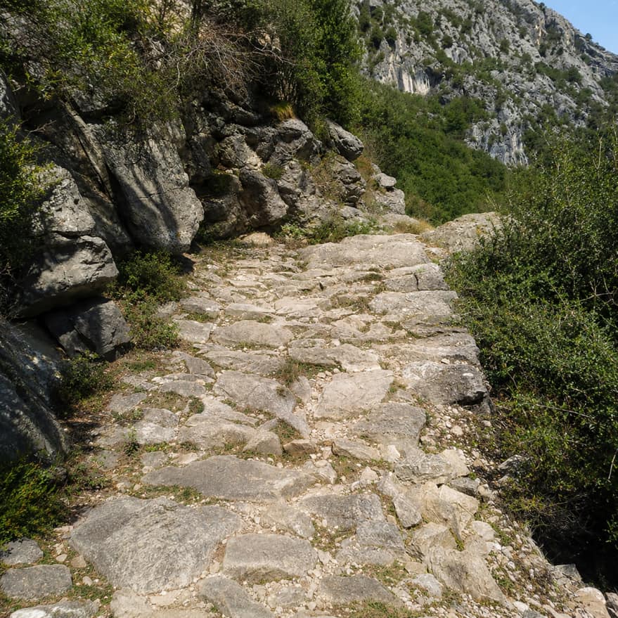 PJESE E KALLDREMIT TE VJETER NE RRUGEN E GRYKES SE SHKALLES ZEZE, NDERTIMET FSHATARE, BUSHNESH DHE URES SE ABDYL AGES - Foto 3