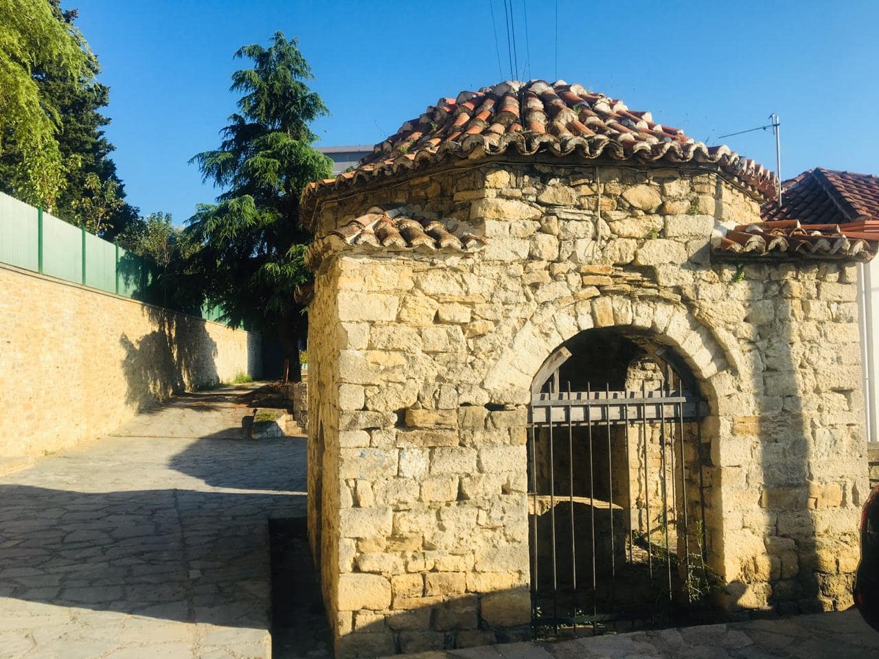 PUSI PRANË KALASË SË PREZËS - Foto 1