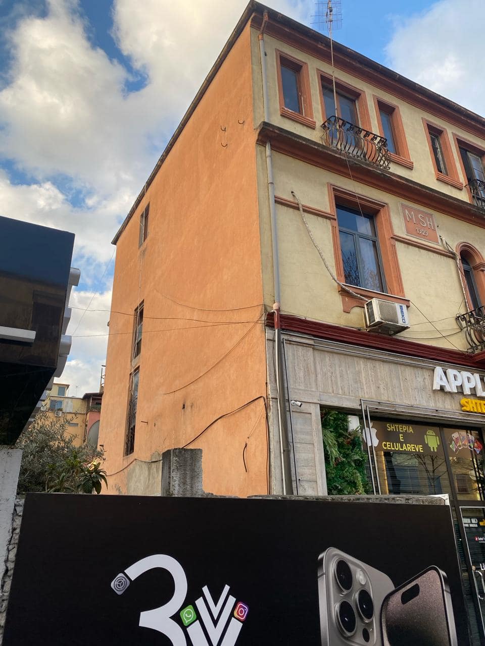 VILË BANIMI TRE KATE NË RR. E DURRËSIT - Foto 1