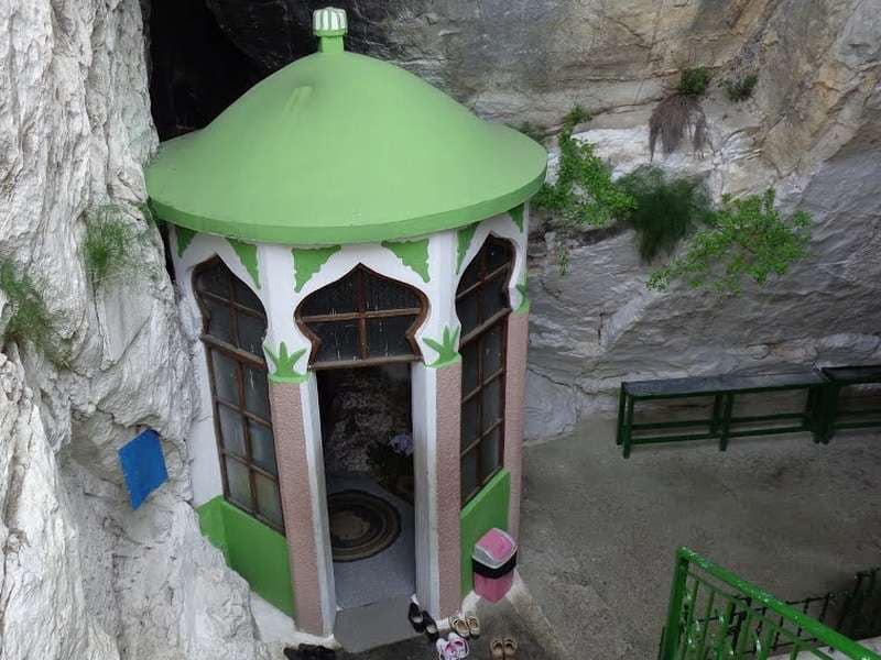 Teqeja e sari salltikut, dhe shpella në malin e vjetër - Foto 1