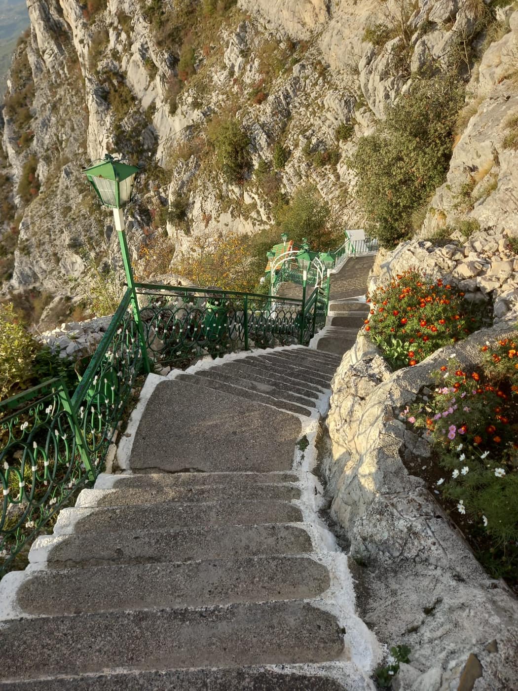 Teqeja e sari salltikut, dhe shpella në malin e vjetër - Foto 2