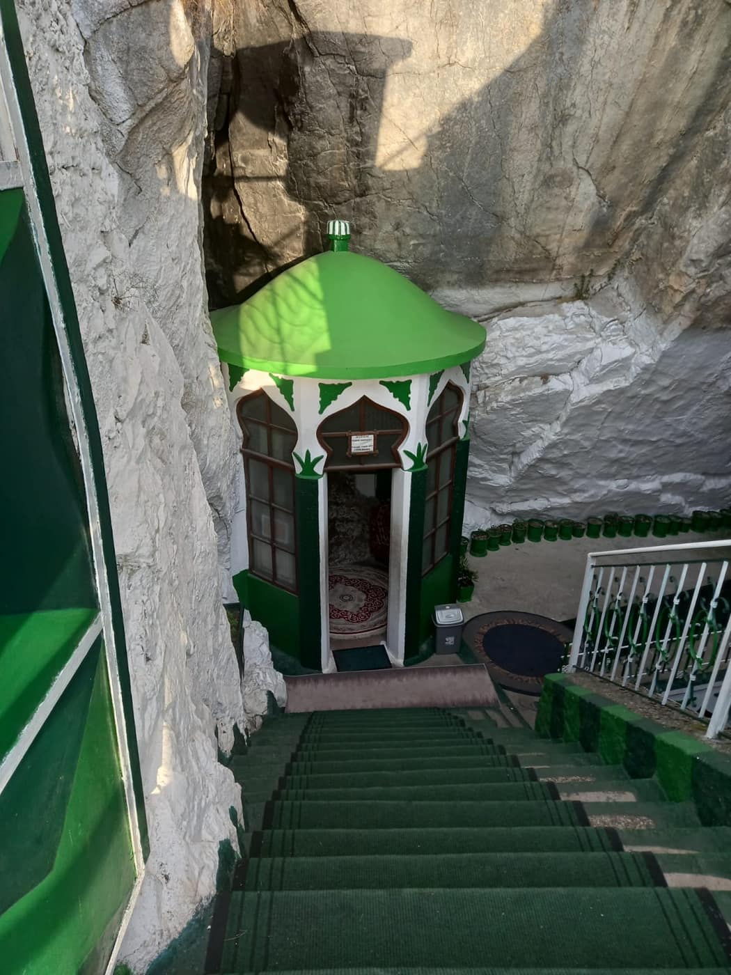 Teqeja e sari salltikut, dhe shpella në malin e vjetër - Foto 3