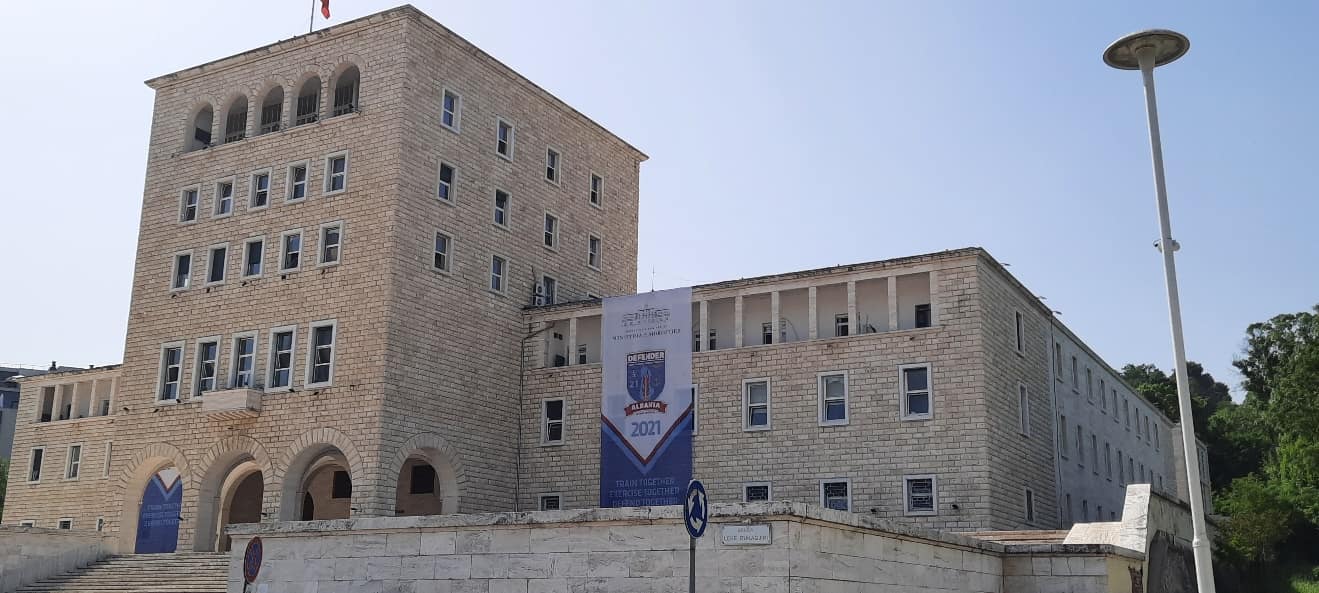 UNIVERSITETI I TIRANES - Foto 1